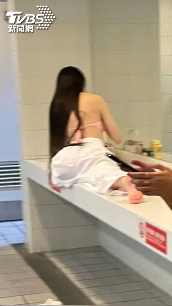 女子攀爬北捷廁所化妝台。(圖/翻攝Dcard)
