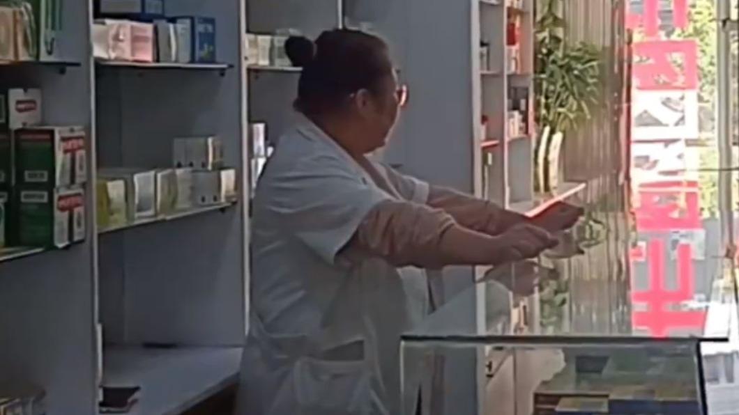 婦人在得知30年風光人生被偷走後,氣得向「假朱麗春」提告。(圖/翻攝自微博)