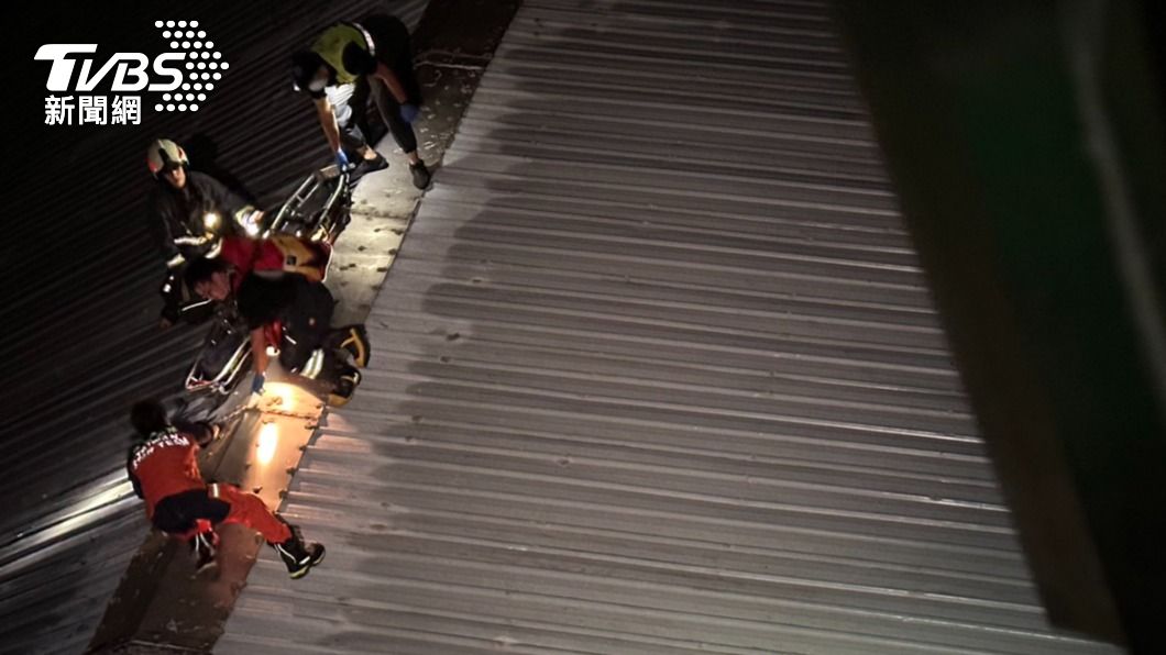 逃逸移工見警從4樓跳下,摔落2樓鐵皮屋頂。(圖/TVBS)