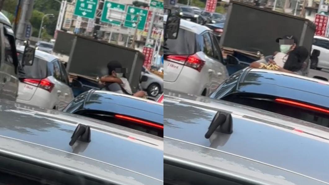 爸街頭賣玉蘭花!「抱熟睡女童」穿梭車陣 驚險全程網心疼