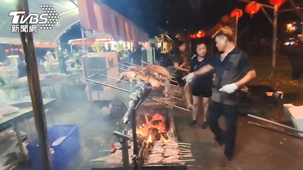 烤驚喜!屋主烤肉趴「烤全鱷」 親友驚喜嚐鮮