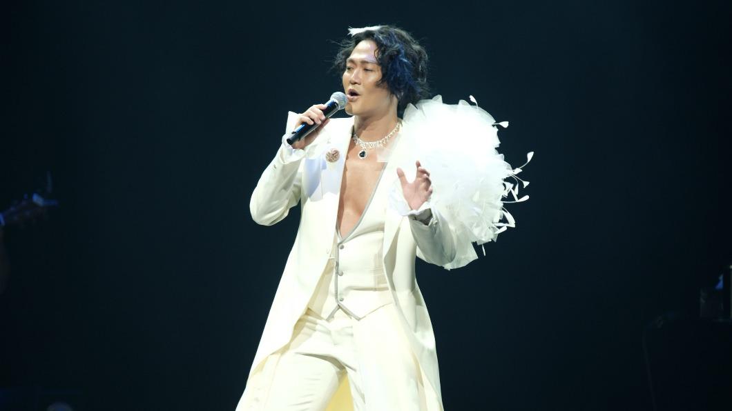 林俊逸今晚在新莊宏匯廣場舉辦演唱會，開場時身穿白色西裝大秀壯碩胸肌。（圖／媒體棧提供）