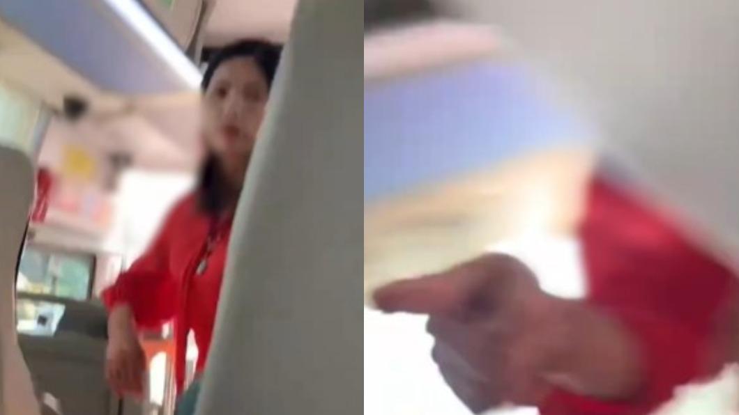 女導遊試圖搶遊客手機,要求刪除影片。(圖/翻攝自微博《觀察者網》)