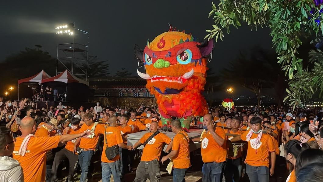百人齊拉5公尺巨型火獅 左營萬年季國慶連假熱鬧登場