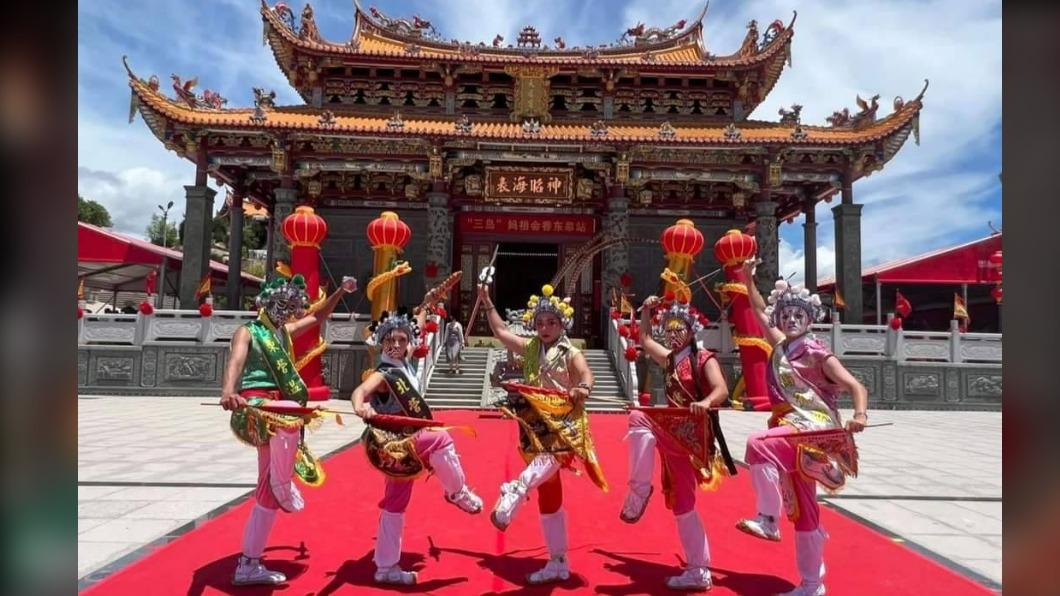 萬年季自2001年起在高雄左營舉辦,後來蓮池潭附近寺廟一起聯手。(圖/高雄迎火獅臉書)