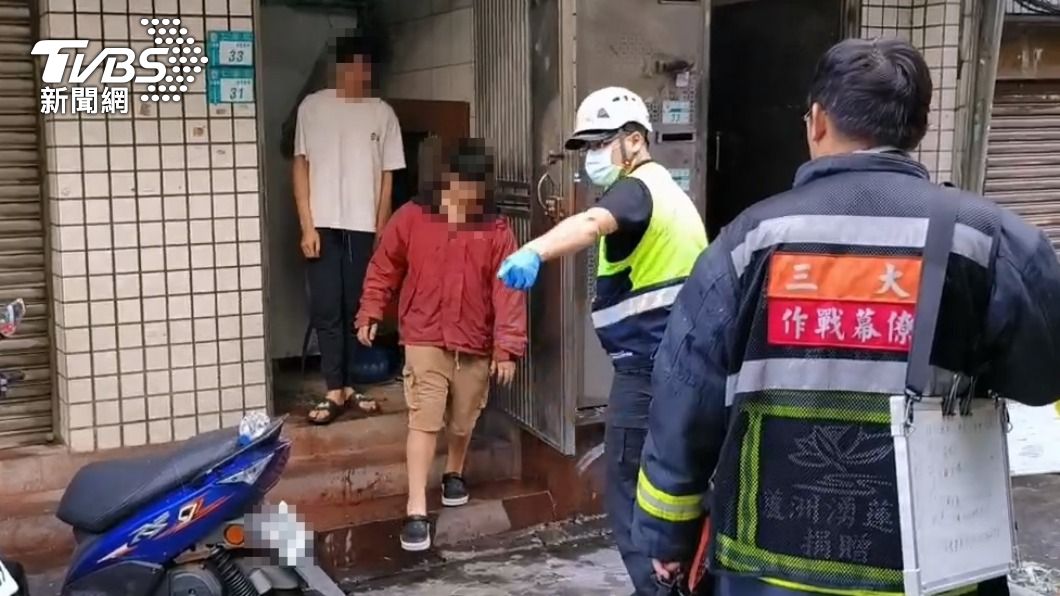 國一男順利獲救。(圖/TVBS)