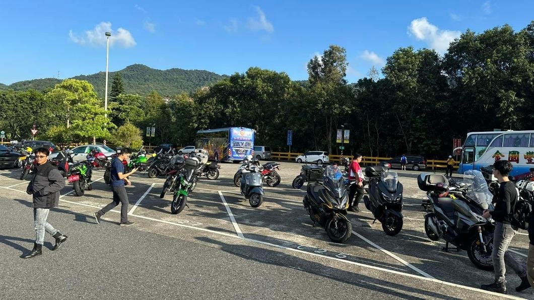 爭停車權益!重機停滿國5石碇服務區 下午還一場恐塞爆北市