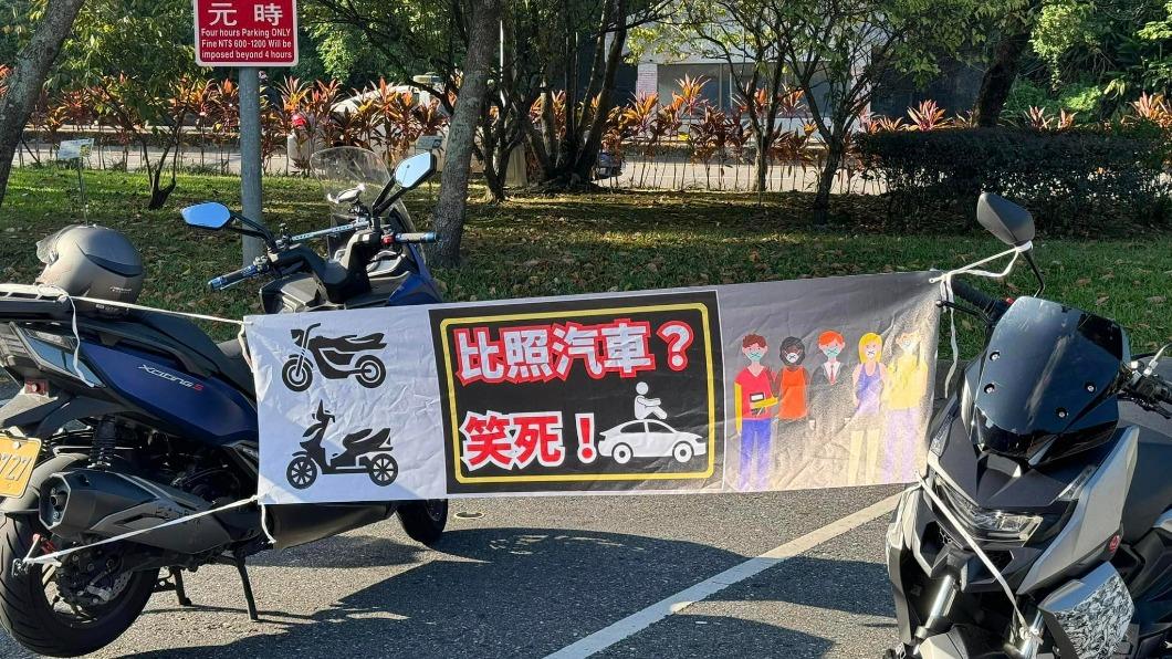 重機團體今上午7時在國道5號石碇服務區爭取權益。（圖／翻攝通勤者之歌）