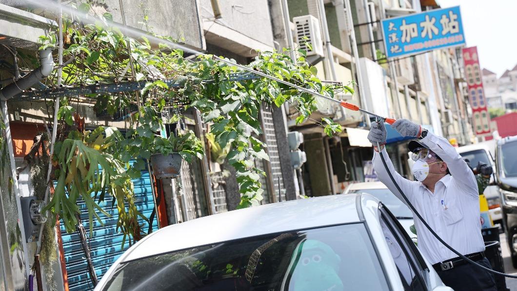 逐戶對民宅屋頂、天溝及盆栽,以及社區排水溝進行噴藥作業。(圖/台南市政府提供)