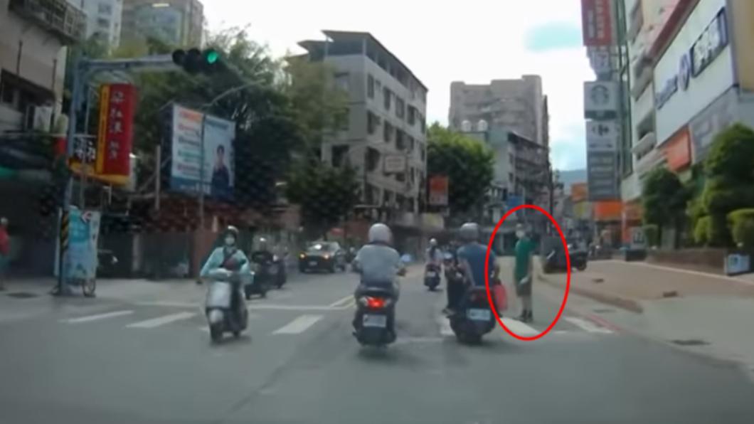男子闖紅燈欲通過馬路。(圖/翻攝自爆料公社二社)