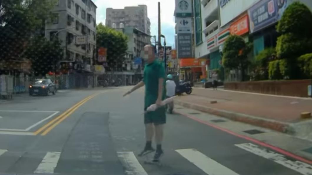 男子以緩慢的速度、彈跳的方式通過斑馬線。(圖/翻攝自爆料公社二社)