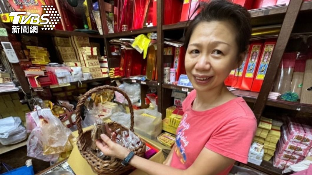 製香百年的萬華老明玉香舖由第4代黃瓊儀接手，推出小包裝香塔盼能吸引年輕人。圖／中央社