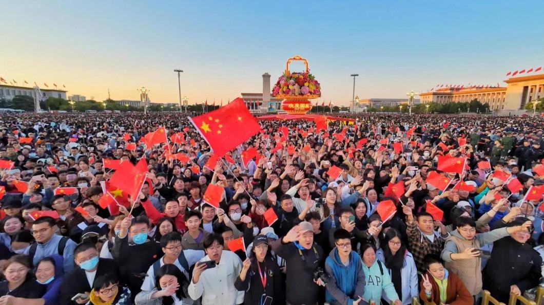 從新疆搭車3天也要來!大陸74週年國慶 30萬民眾齊聚天安門