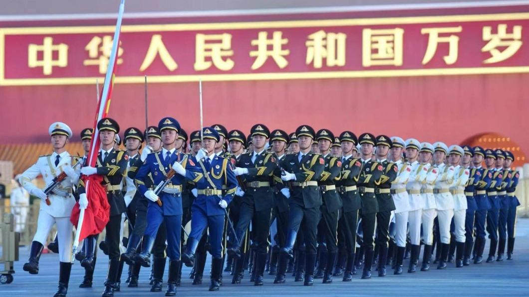 軍樂隊奏國歌。(圖/翻攝自北京日報)