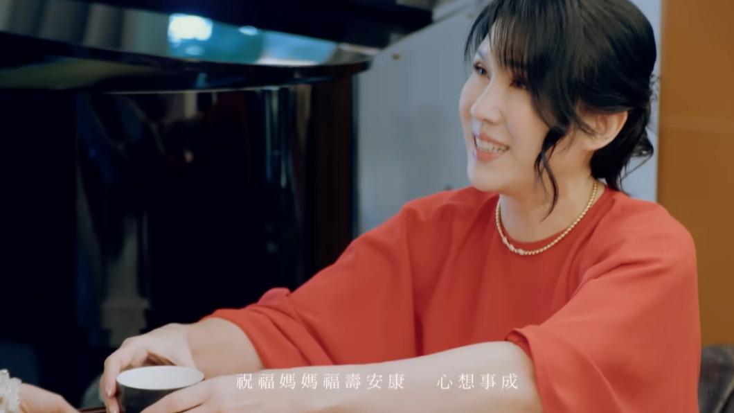 徐乃麟老婆汪家璉端起新人的茶。(圖/翻攝自Mr Yes YouTube)