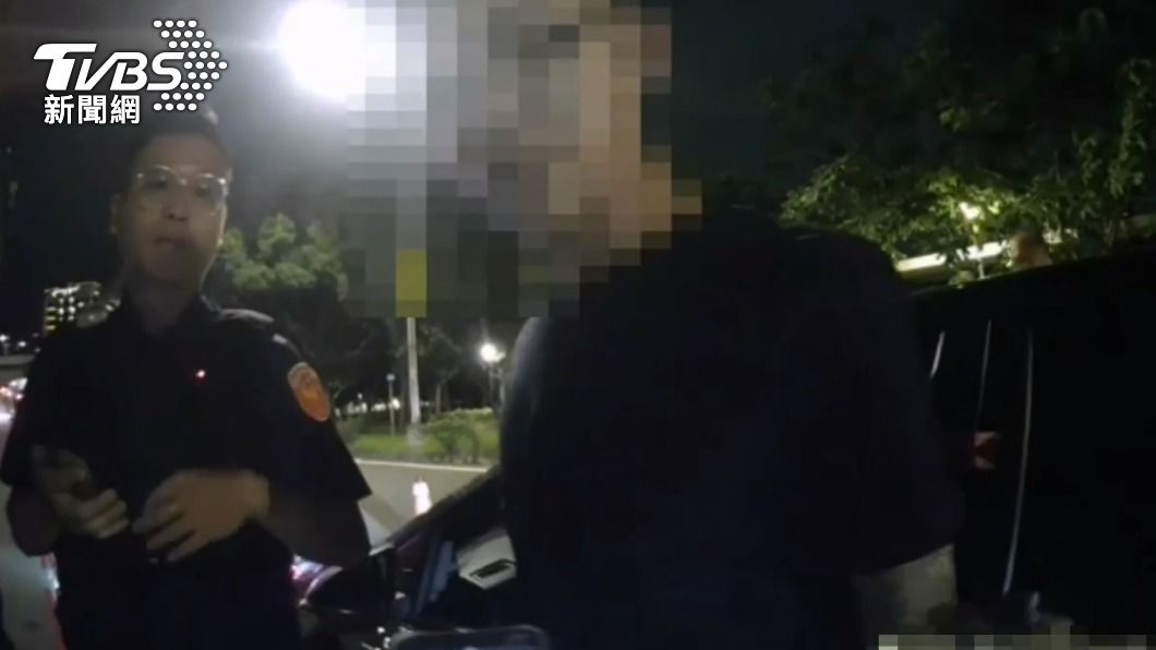 男駕駛被員警叫下車。(圖/TVBS)