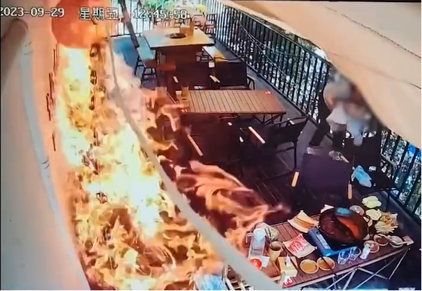 熊熊大火瞬間吞噬整排蘆葦。(圖/翻攝自沸點視頻微博)