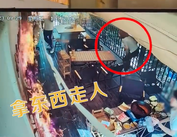 女子拿起東西走人。(圖/翻攝自沸點視頻微博)