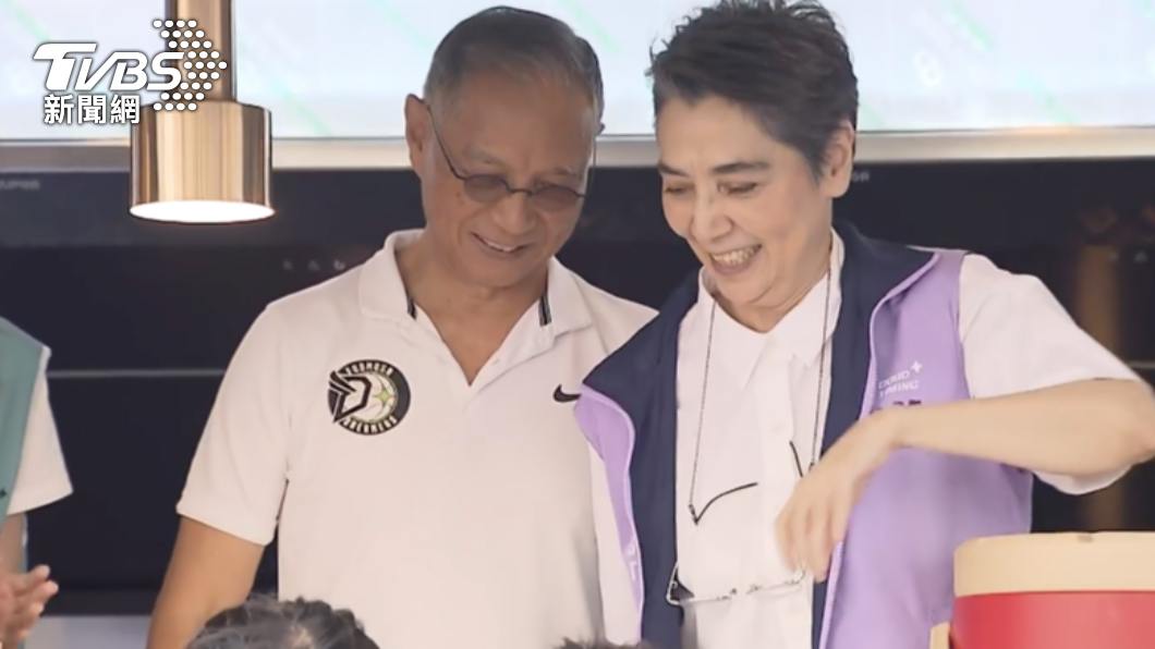 帶老公連署！賴佩霞化身「一日店長」　夫放閃：給她支持