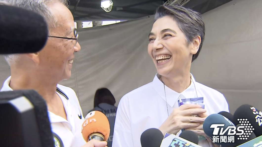 賴佩霞今(1)日偕夫謝志鴻快閃三創連署站。(圖/TVBS)