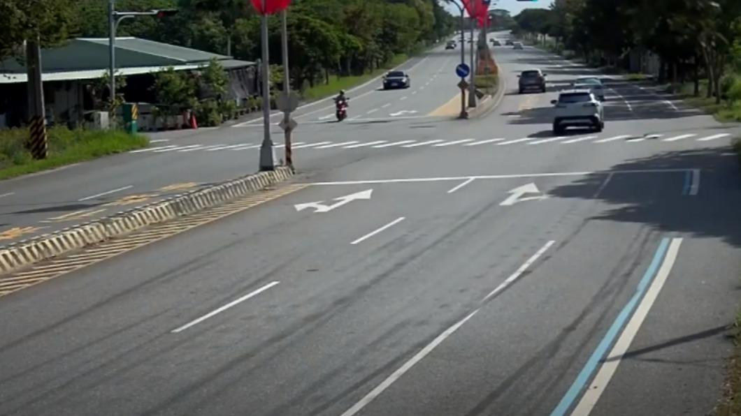 女大生從中線的直行車道直接左轉。(圖/翻攝自記者爆料網影片)