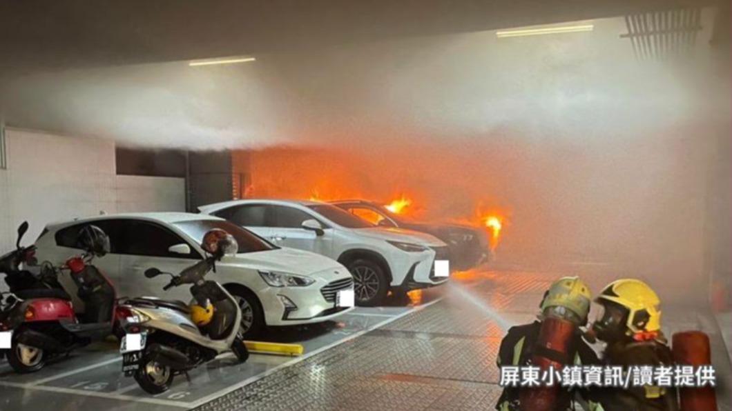 大火燒毀價值300多萬元的賓士車。(圖/屏東小鎮資訊)