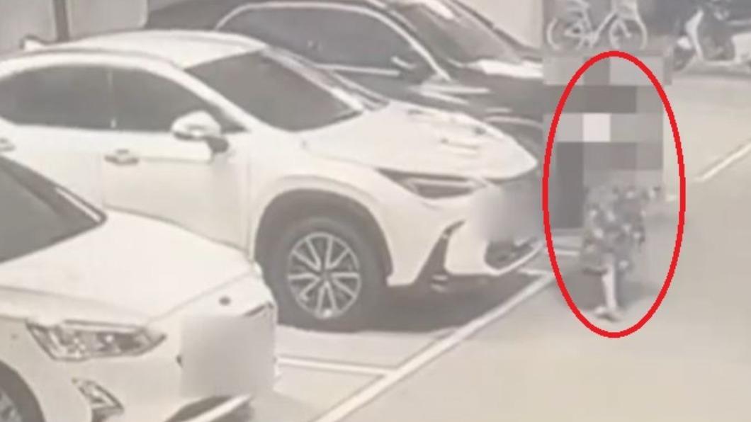 賓士車主的妻子被拍下縱火。(圖/屏東小鎮資訊)