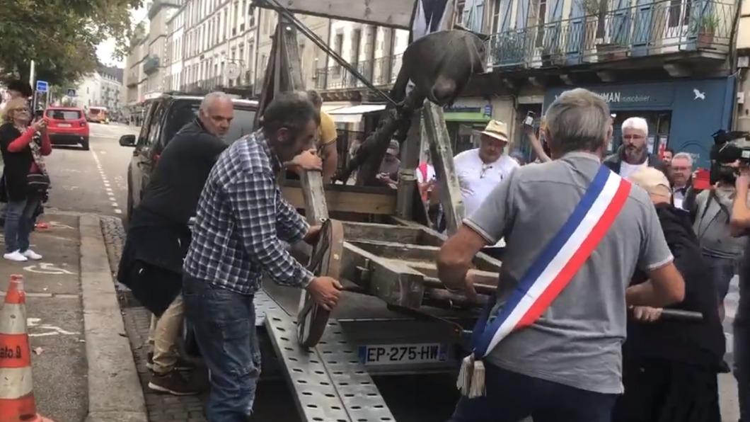 投石機由車輛運送到示威地點。(圖/翻攝自推特@OuestFrance29)