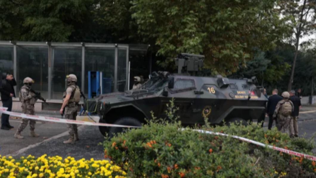 軍警、裝甲車近駐。(圖/翻攝自《半島電視台》)