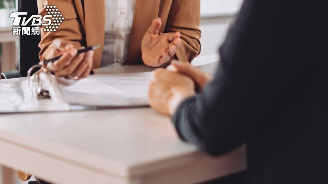 準時下班被盯上！主管威脅「考績給丙」　老鳥怒了：鬧去勞工局