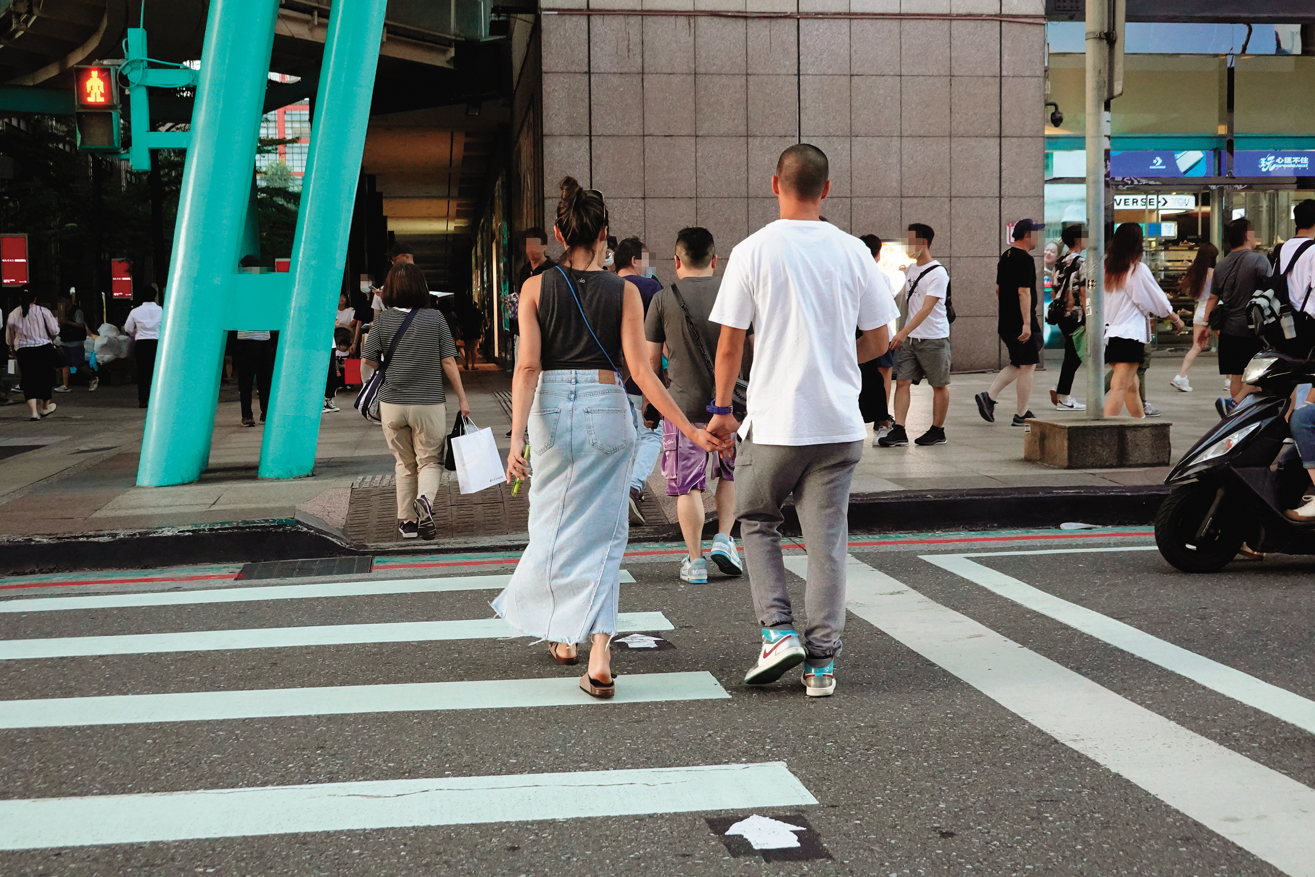 9/23，17：31夫妻倆愛情長跑10多年，走路仍會手牽手，感情相當不錯。（圖／鏡週刊提供）