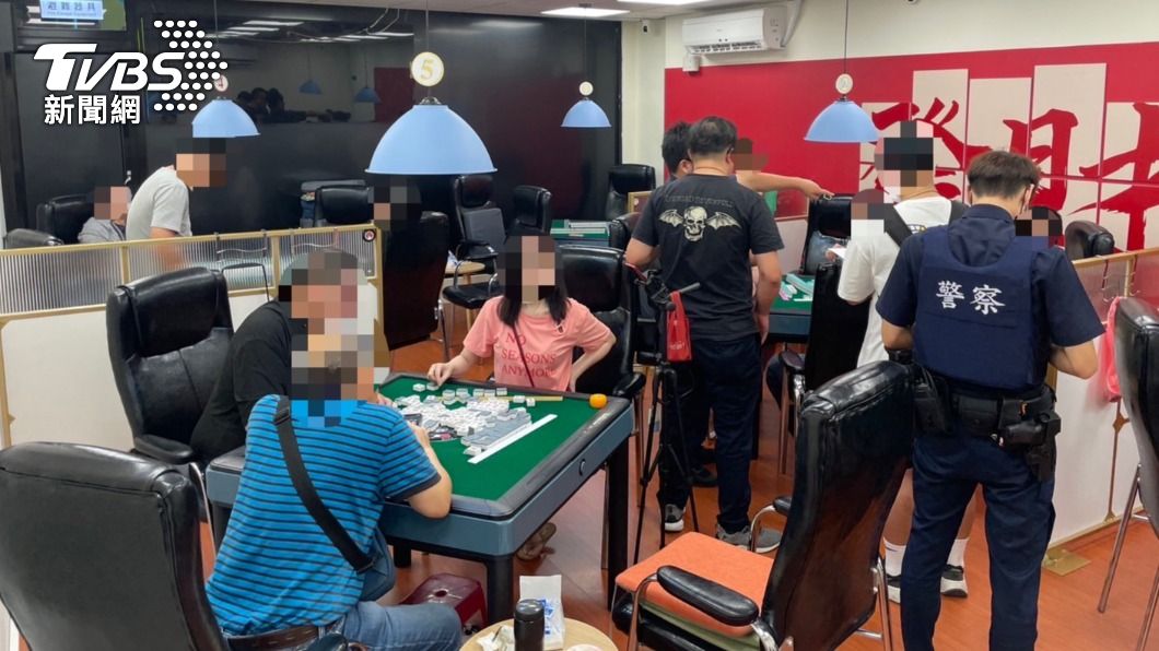 警方上門時還有多名賭客正在賭博。（圖／TVBS）