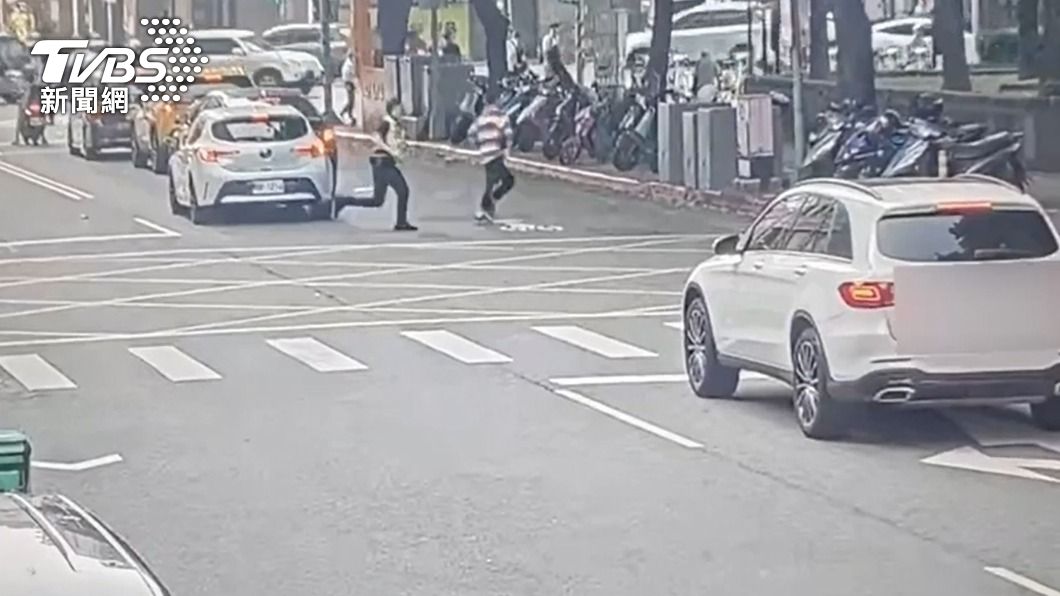 阮姓逃逸移工與警方在馬路上追逐。（圖／TVBS）