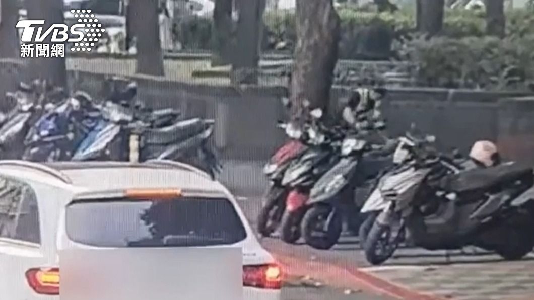 阮男被壓制逮捕。(圖/TVBS)