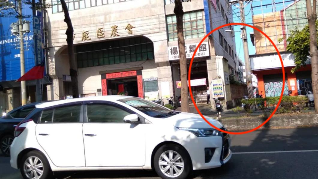沙鹿區農會旁的巷子被丟棄大量垃圾。(圖/翻攝自記者爆料網)