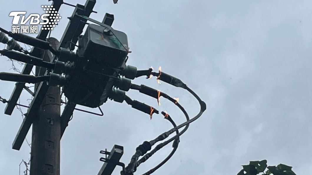 電線桿瞬間起火燃燒。(圖/TVBS)