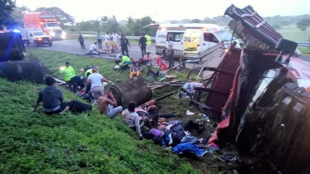 墨西哥卡車失控翻覆!「超載」古巴移民釀嚴重死傷