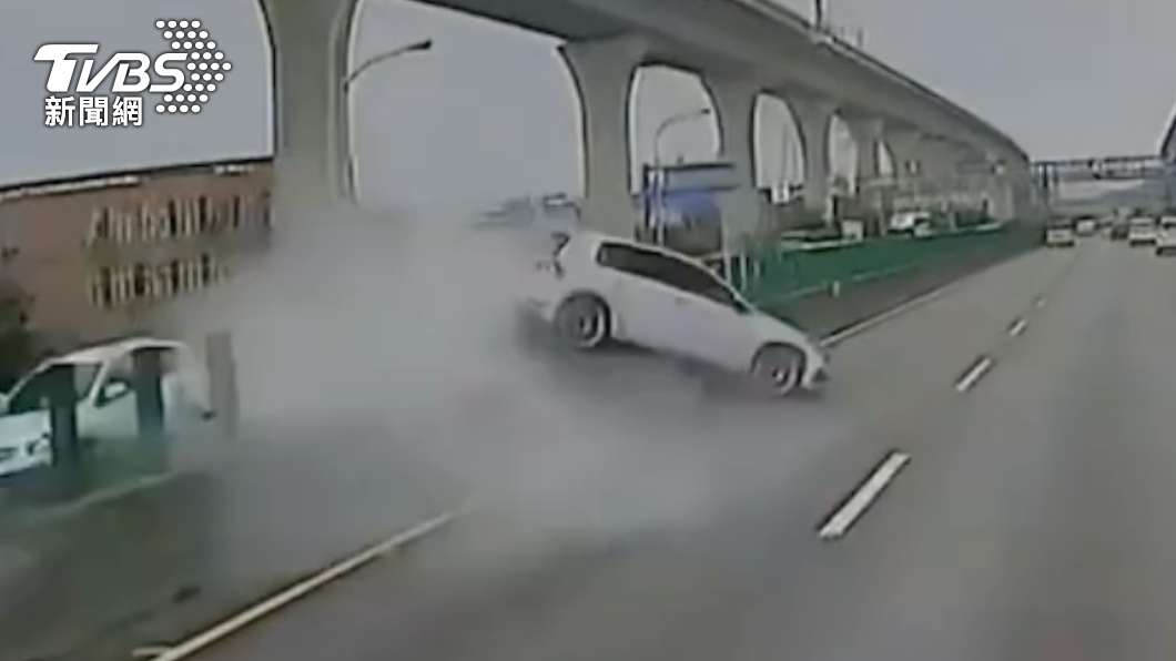 收假首日開車上班睡著!桃園男國道自撞護欄翻車 送醫治療