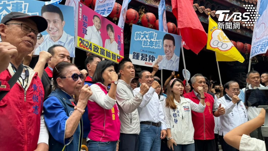 國民黨總統參選人侯友宜先來到鳳山雙慈殿參拜。（圖／林雅婷攝）