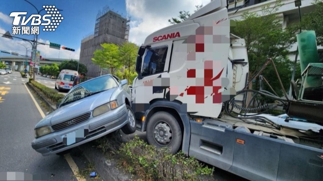 轎車變換車道遭曳引車推著走 2傷者年齡近兩百歲急送醫