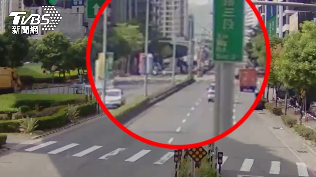 轎車疑似未注意後方車況就往內切。(圖/TVBS)