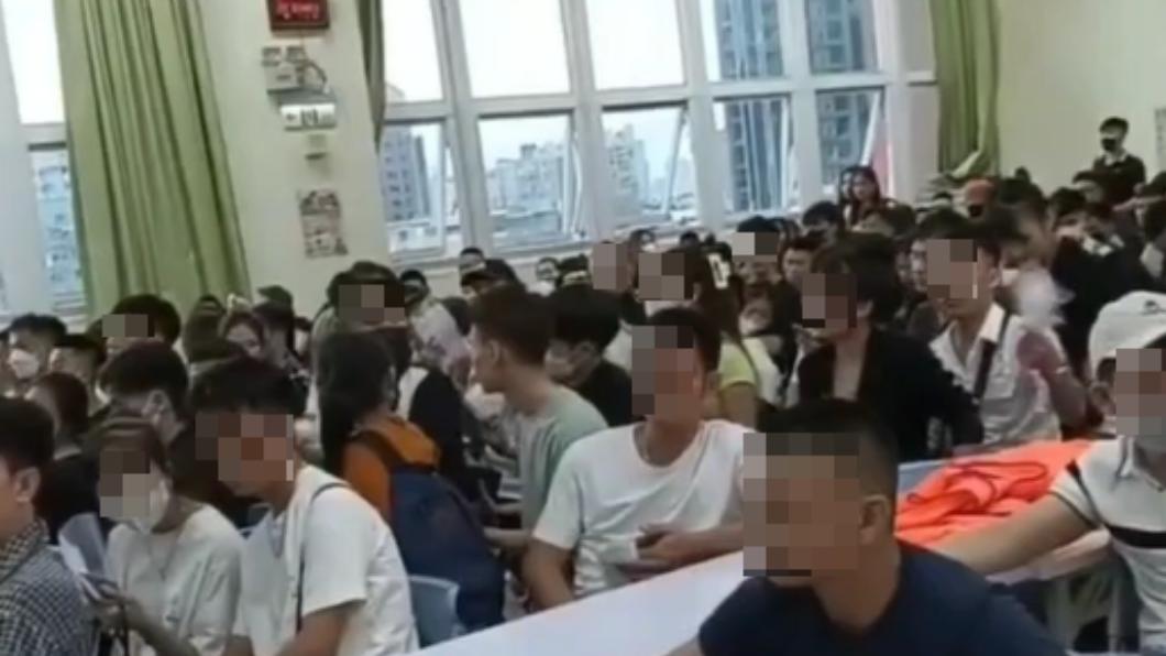警方查獲7百多名疑似涉毒的越南籍移工。(圖/翻攝自社會事新聞影音)