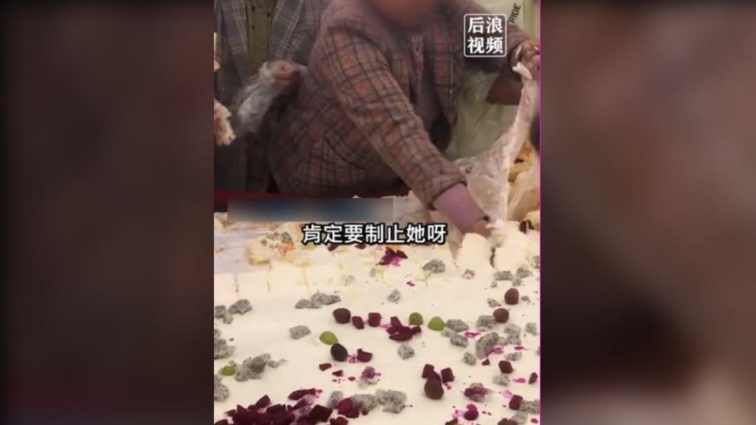 婦人開心的鏟蛋糕,誇張行徑全被錄下。(圖 / 翻攝自微博)