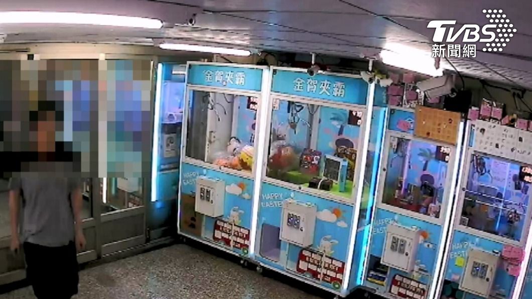 40歲何男沒有工作因餓到受不了,才將歪腦筋動到娃娃機台上方的食物。(圖/TVBS)