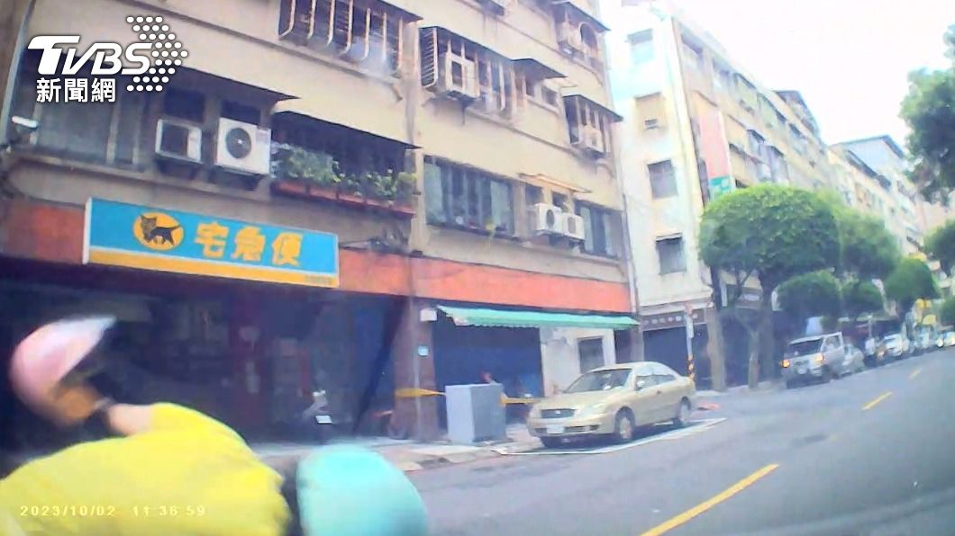 驚險事故!女騎士腹部遭輾困車底 熱心路人合力抬車搶救