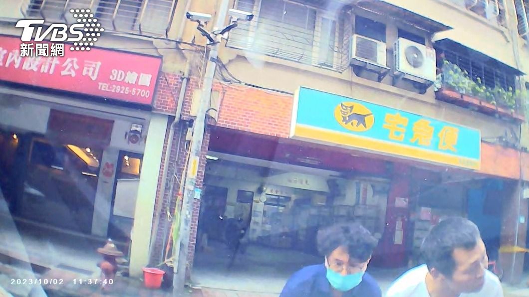路人合力幫忙抬車。(圖/TVBS)