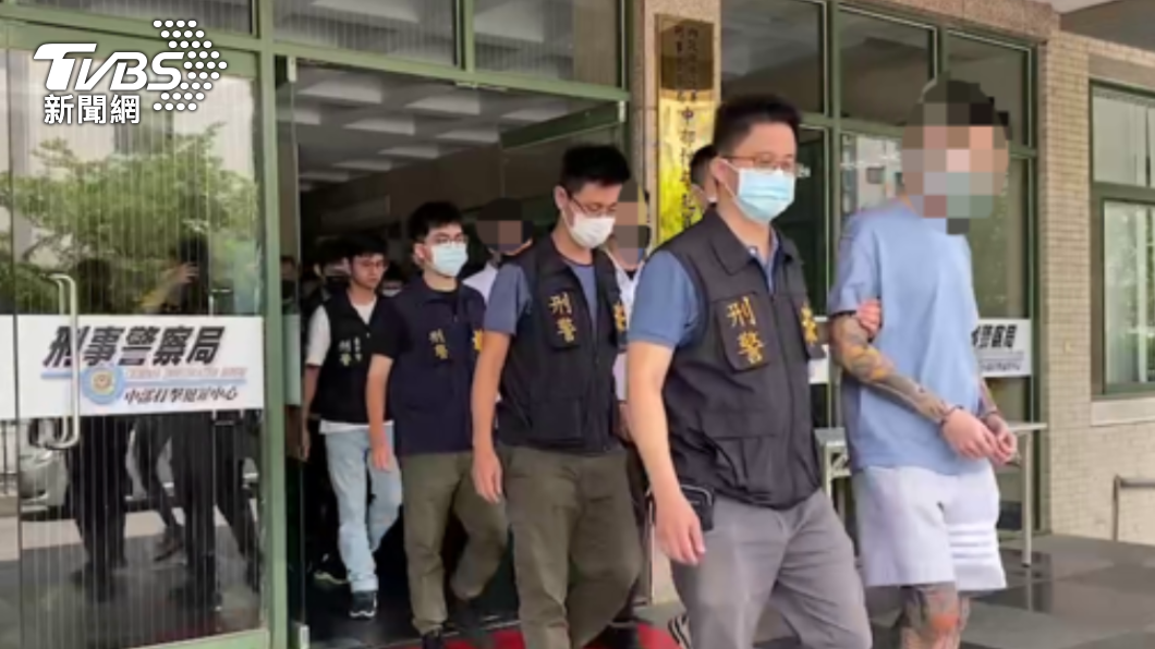 21名身穿白襯衫的博弈集團成員當場被逮。(圖/TVBS)