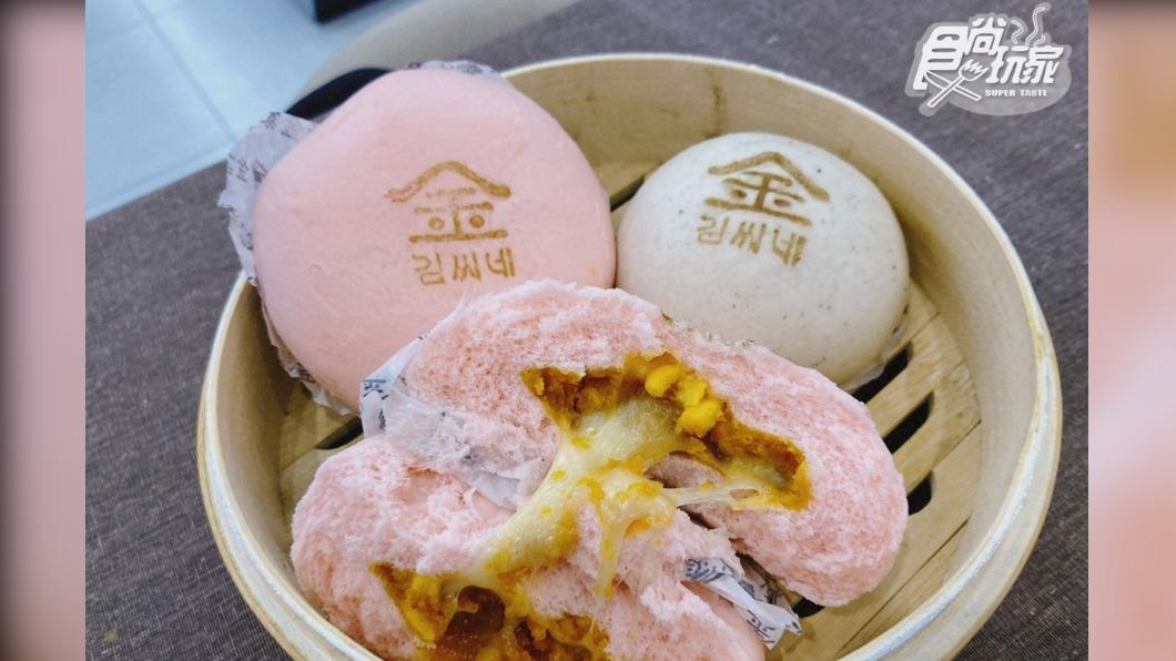 「粉紅爆漿起司包」與「紅豆核桃包」。(圖/食尚玩家提供)