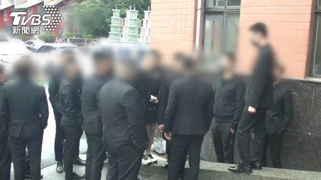 死人錢也要討!弘仁會分會長靈堂恐嚇家屬 撂黑衣人圍公祭