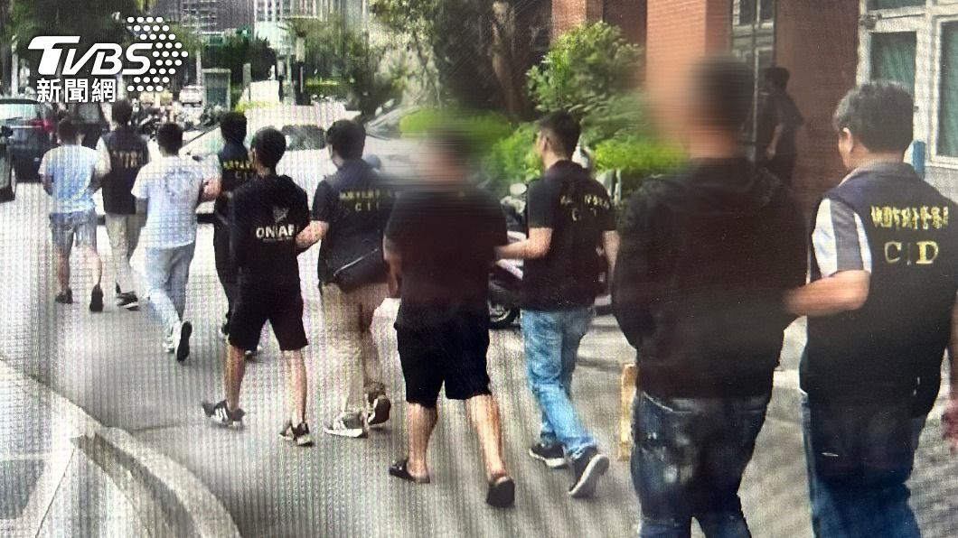 八名小弟同樣遭警方逮捕。(圖/TVBS)